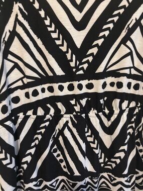 Faded Glory Black and White Geometric Short Sleeve Tee